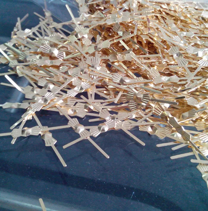 Melhor preço 100 peças conectores de pinos de gravata borboleta dourada prismas de cristal de peças de lâmpada de lustre ganchos de metal acessórios para pingentes de vidro