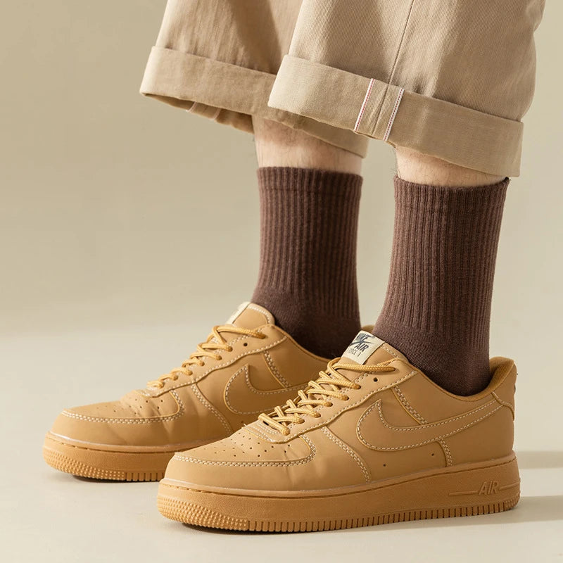 Meias masculinas retro cor sólida café branco cáqui bege respirável meias de algodão casual esporte na moda moda tubo médio meia longa